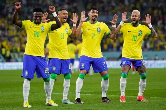 【W杯】韓国メディア「ブラジルは対戦チームに配慮が足りない！」→ブラジル代表「すまん、これからも踊るわｗｗｗ」
